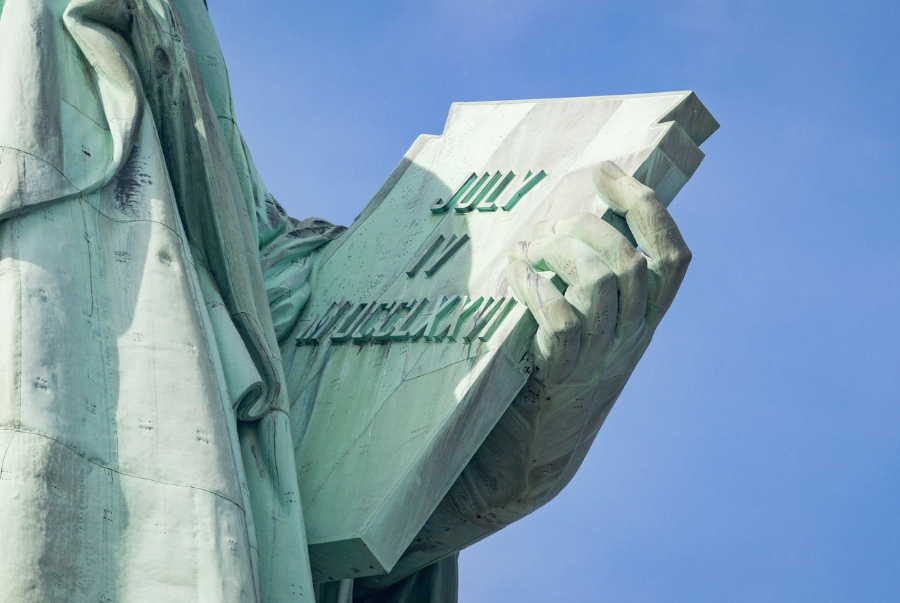 Bàn tay trái của Tượng Nữ thần Tự Do cầm tấm bảng lớn ghi dấu ngày khai sinh nước Mỹ