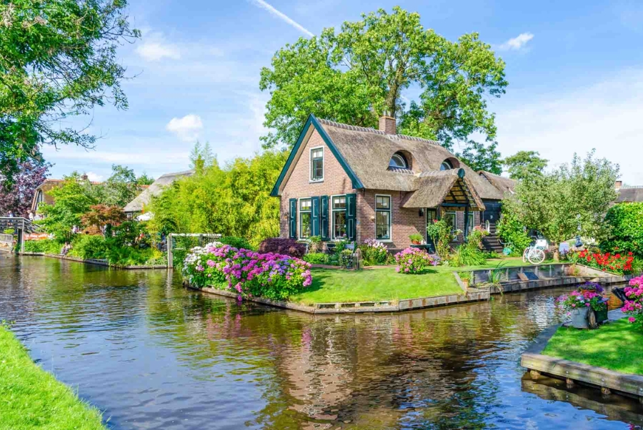 Giethoorn được biết đến là ngôi làng cổ tích của Hà Lan