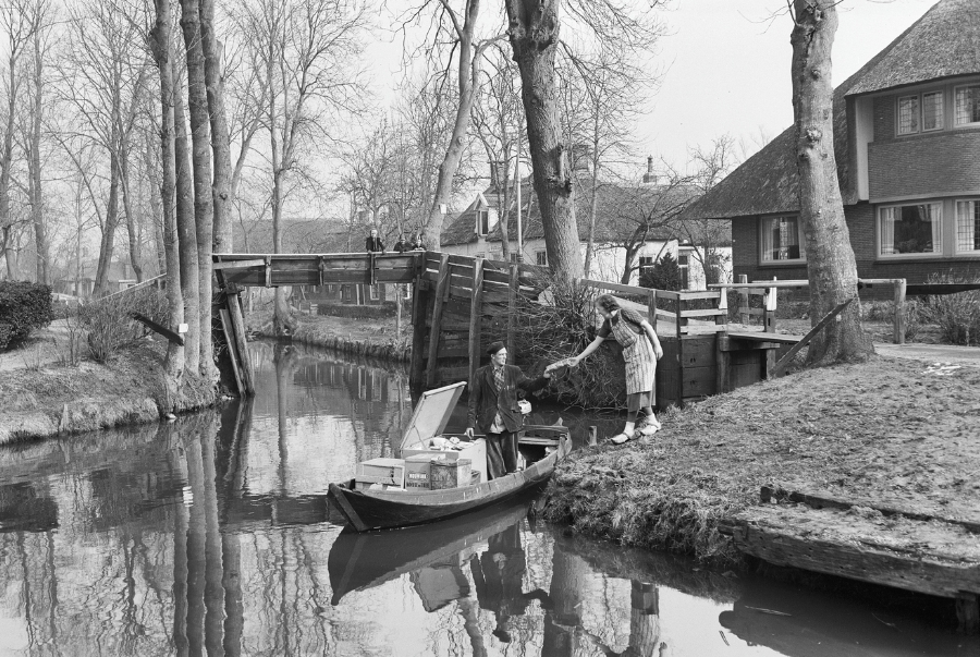 Trong lịch sử, các con kênh là tuyến giao thông chính để vận chuyển hàng hóa giữa các hộ gia đình
