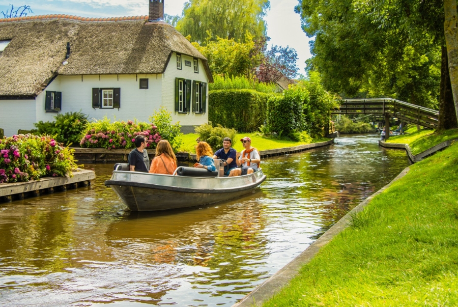 Dạo thuyền là trải nghiệm không thể thiếu khi đến làng Giethoorn