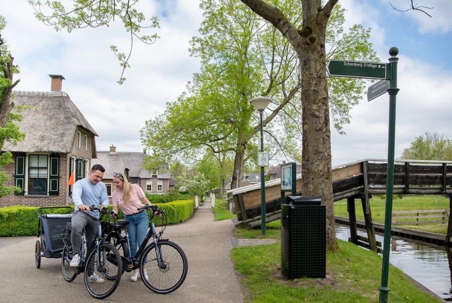 Du khách nên trải nghiệm đạp xe quanh làng để cảm nhận hết vẻ đẹp nơi đây