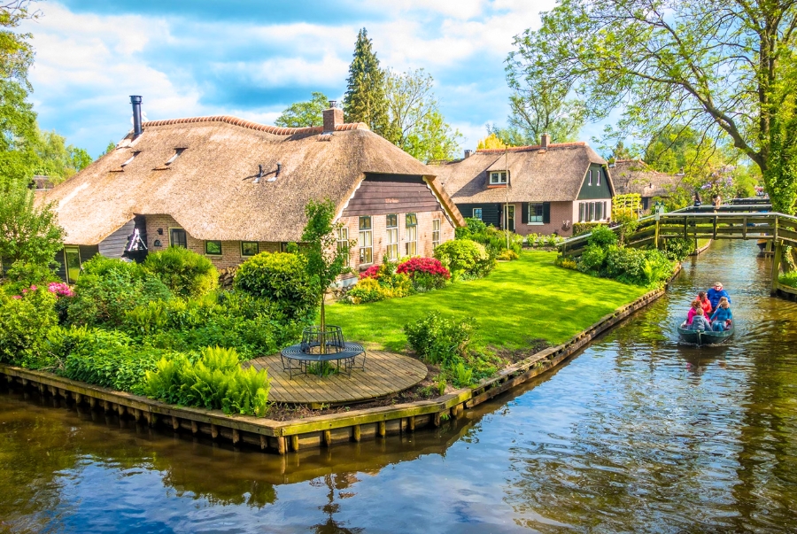 Mùa xuân và mùa hè là thời điểm đẹp nhất để tham quan làng Giethoorn