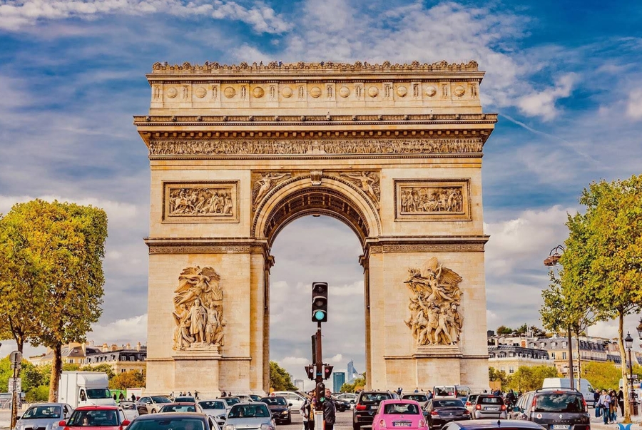 Khải Hoàn Môn – biểu tượng lịch sử uy nghi giữa lòng Paris mùa thu