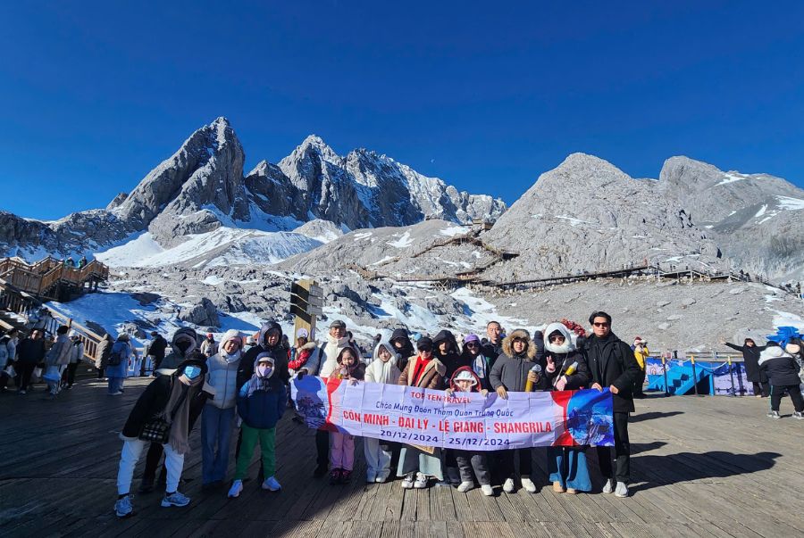 Đoàn khách Top Ten Travel khám phá núi tuyết Ngọc Long vào mùa đông