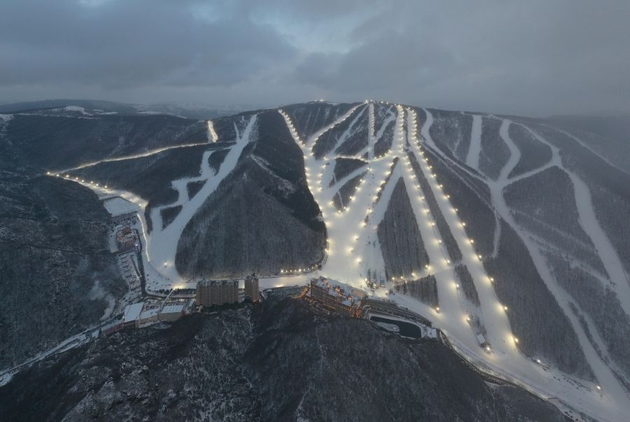 Wanlong Ski Resort nằm giữa thung lũng và được bao quanh bởi núi tuyết hùng vĩ