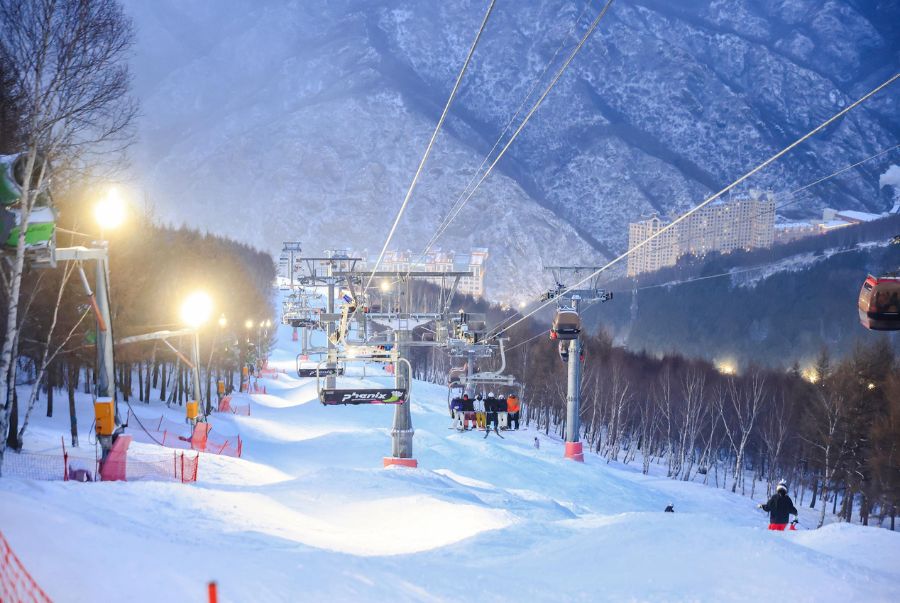 Hệ thống cáp treo tại Wanlong Ski Resort giúp du khách dễ dàng di chuyển