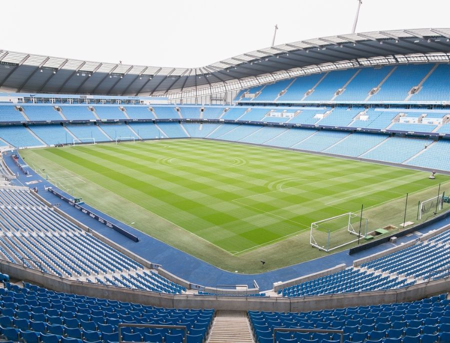 Kiến trúc của sân vận động Etihad là sự kết hợp tinh tế giữa nghệ thuật thị giác và kỹ thuật xây dựng hiện đại