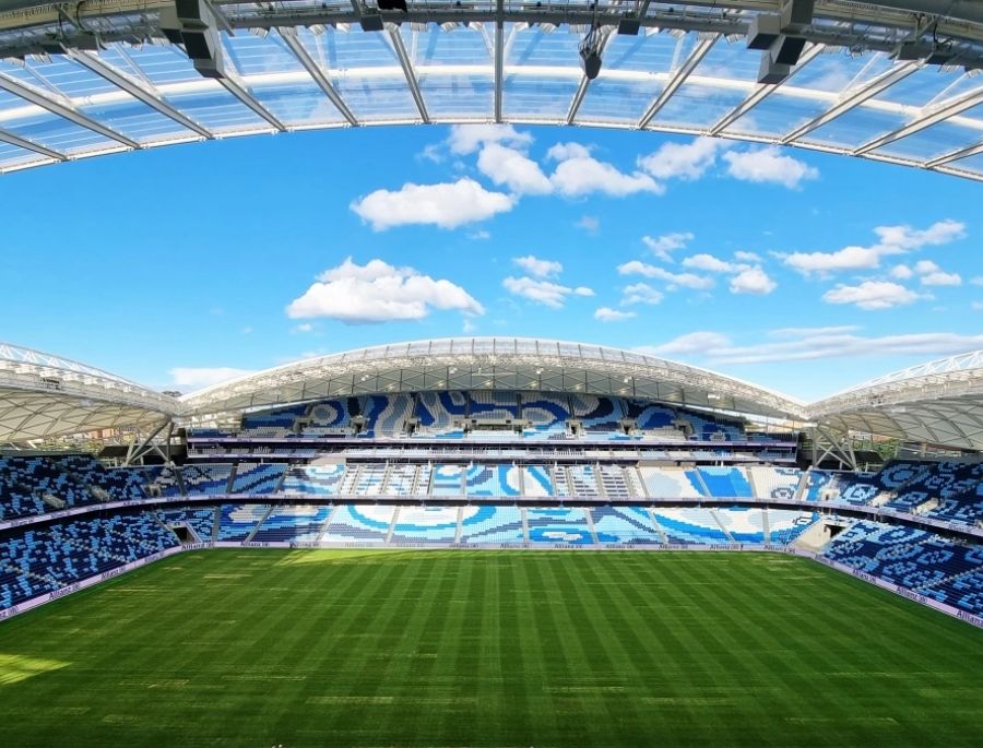 Hệ thống mái che hiện đại của sân bóng khiến ai cũng phải trầm trồ kinh ngạc