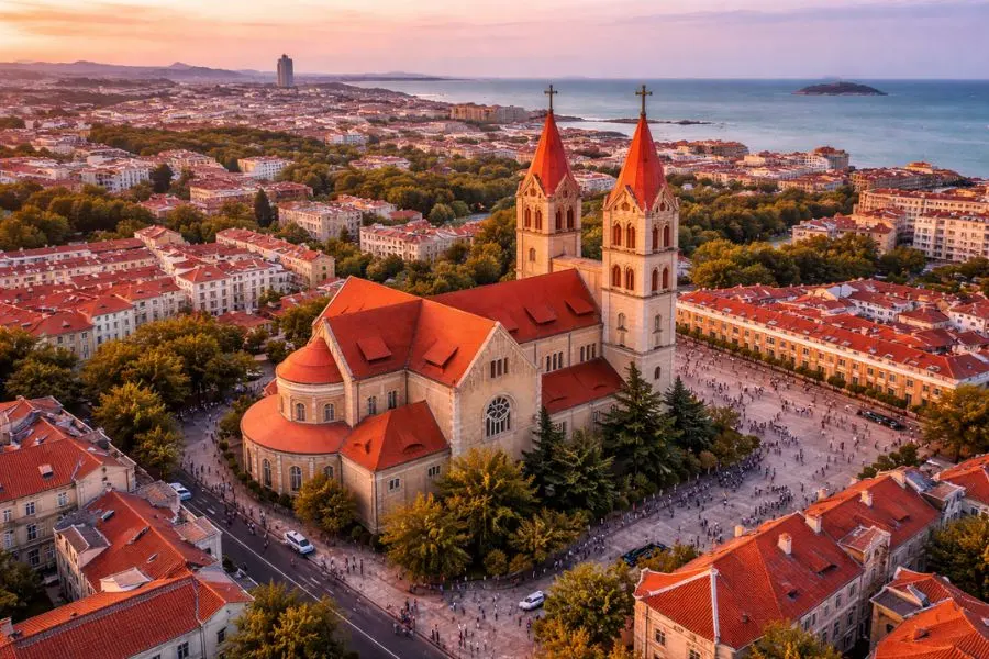 Toàn cảnh nhà thờ St. Michael Thanh Đảo nhìn từ trên cao