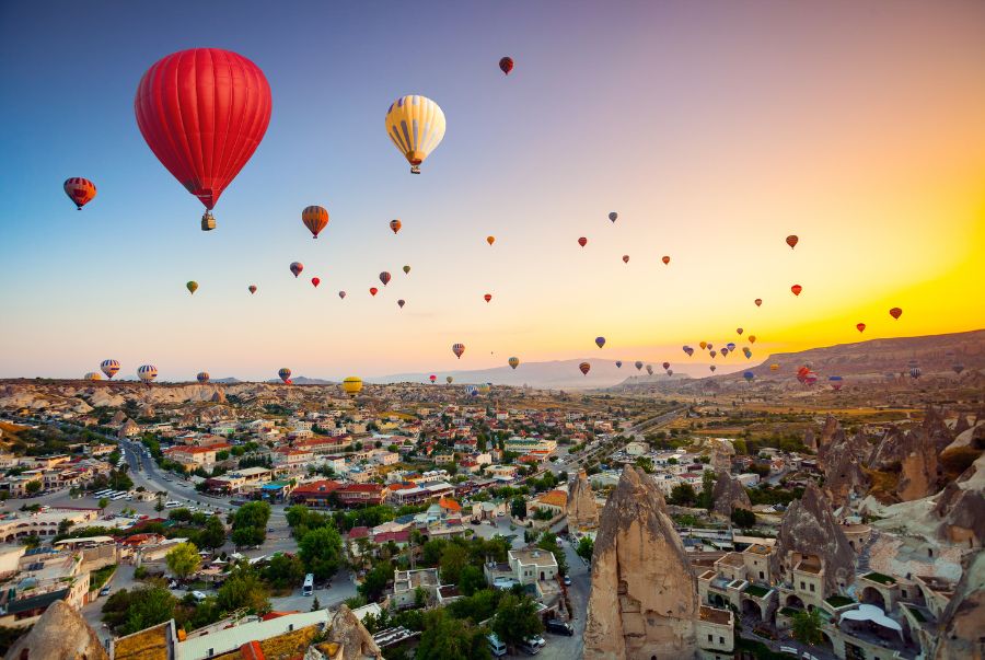 Bay khinh khí cầu ở Cappadocia từ lâu đã trở thành biểu tượng của du lịch Thổ Nhĩ Kỳ