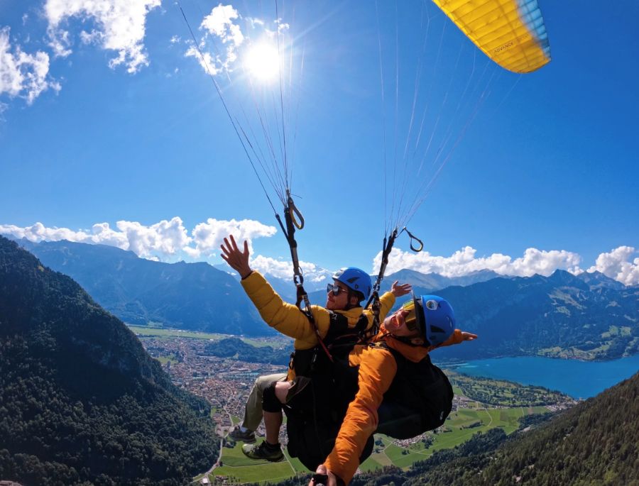 Du khách được trải nghiệm cảm giác bay lượn trên cao ngắm nhìn khung cảnh đẹp của Thụy Sĩ