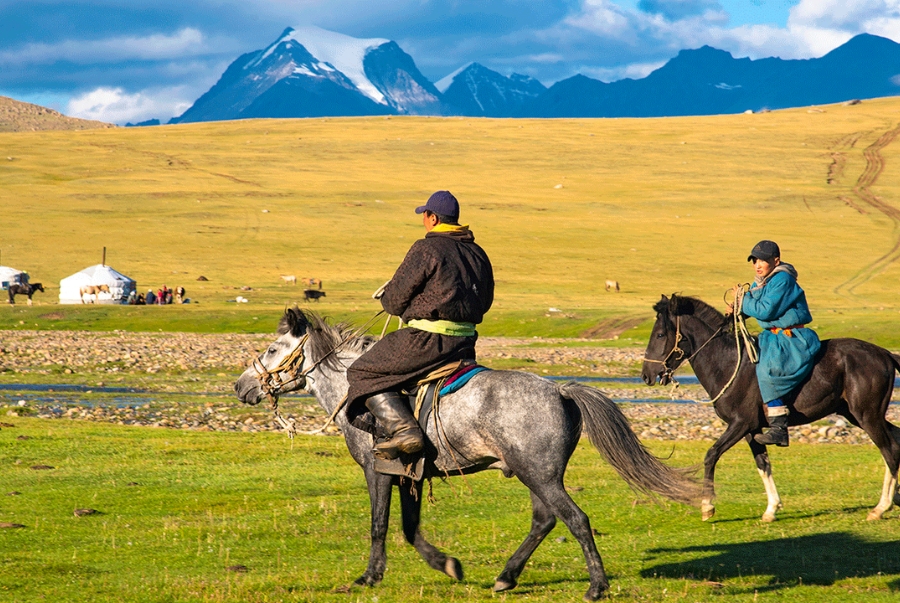Cưỡi ngựa băng qua thảo nguyên là một trải nghiệm không thể thiếu trong hành trình khám phá Mông Cổ
