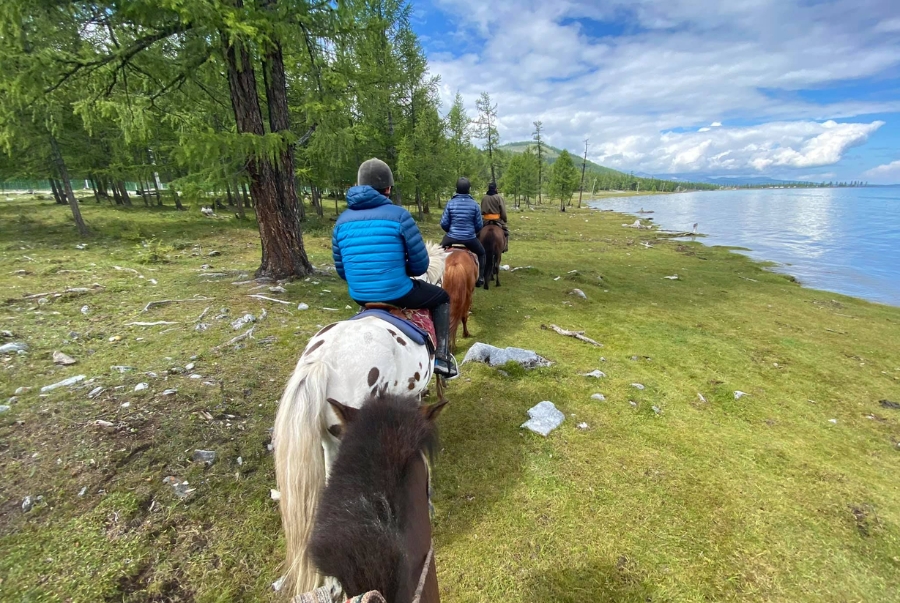 Trải nghiệm cưỡi ngựa bên bờ hồ Khovsgol xanh biếc, nơi được ví như “viên ngọc của Mông Cổ”