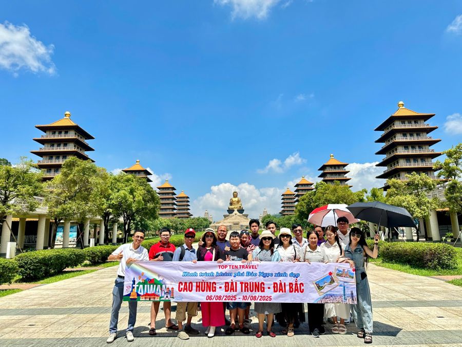 Chùa Phật Quang Sơn là điểm hẹn vào mọi dịp Tết của du khách nhằm cầu may mắn và bình an cho năm mới