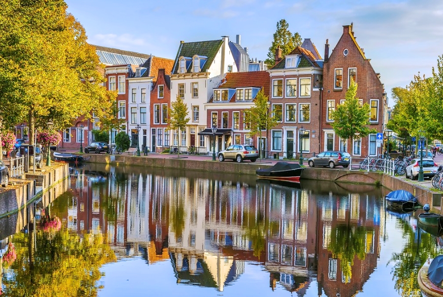 Địa hình Hà Lan được bao bọc bởi hệ thống đê điều và kênh đào chằn chịt