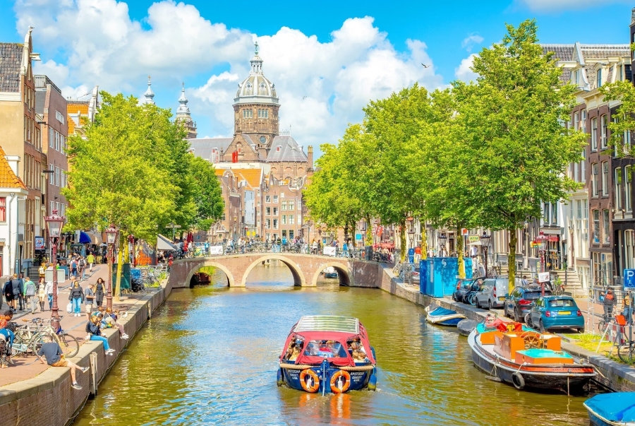 Amsterdam là thủ đô của Hà Lan nằm ở khu vực phía tây