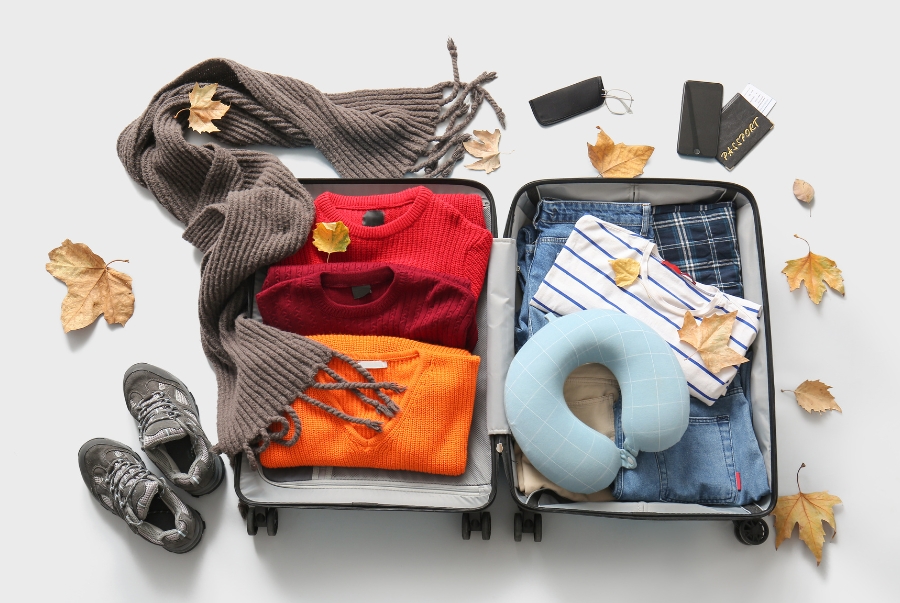 Áo len mỏng và khăn choàng là những món đồ không thể trong chuyến du lịch mùa thu