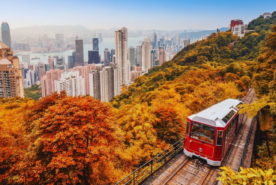 Ngồi trên Peak Tram là một trải nghiệm không thể thiếu trong chuyến du lịch Hong Kong mùa thu