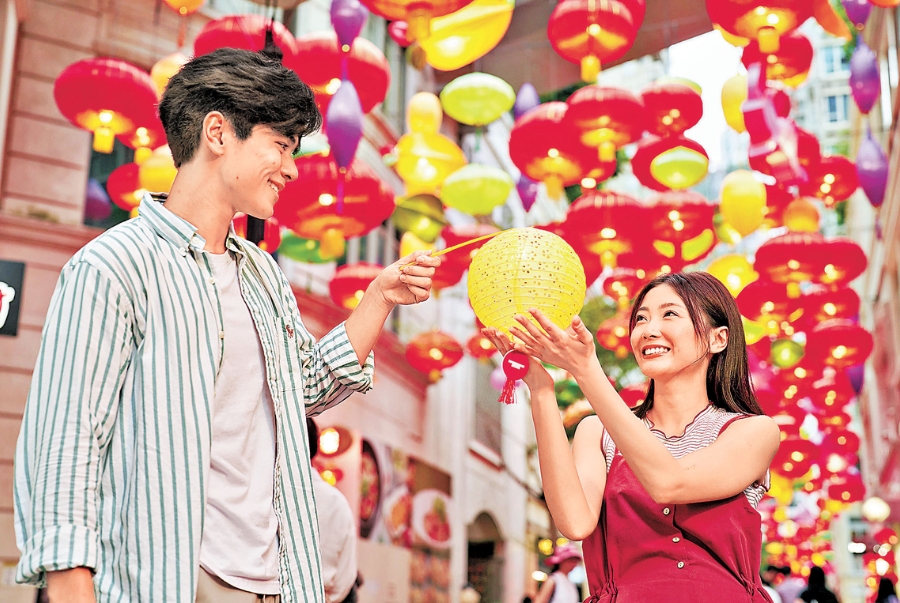 Đến Hong Kong vào mùa thu du khách đừng quên tham gia lễ hội Trung Thu với những chiếc đèn lồng rực rỡ được treo khắp nơi