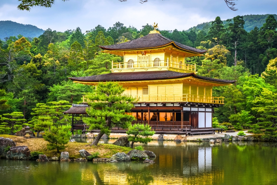 Điểm nổi bật của chùa Kinkaku ji chính là hai tầng trên được dát hoàn toàn bằng vàng lá