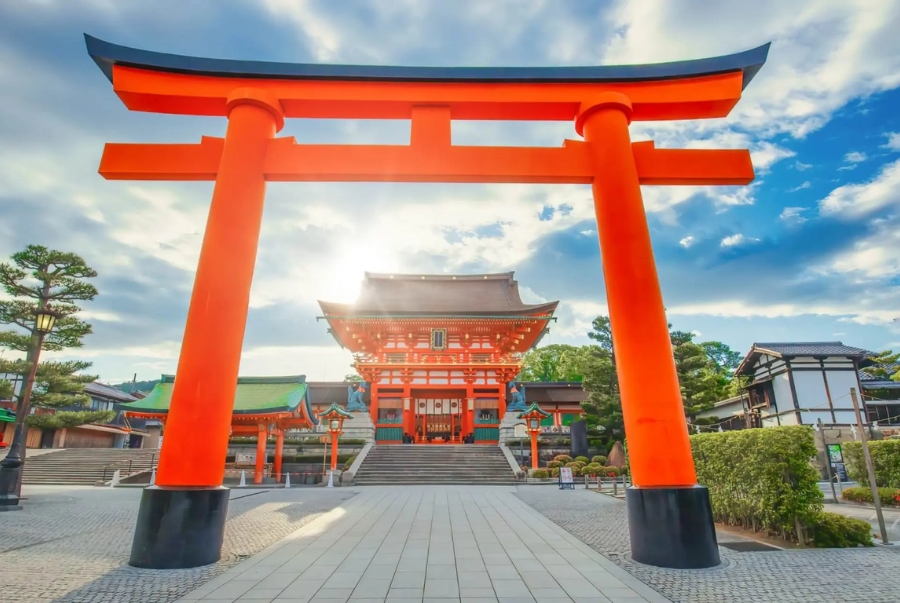 Đền Fushimi Inari Taisha nổi tiếng với hệ thống các cổng torii màu đỏ cam