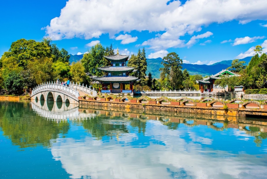 Lệ Giang nằm ở độ cao hơn 2400 mét so với mực nước biển