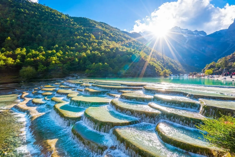 Lam Nguyệt Cốc nằm dưới chân núi với làn nước xanh ngọc bích