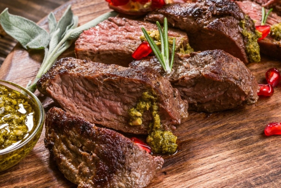 Thưởng thức kangaroo steak nóng hổi đậm đà cùng ly vang đỏ chuẩn vị Úc