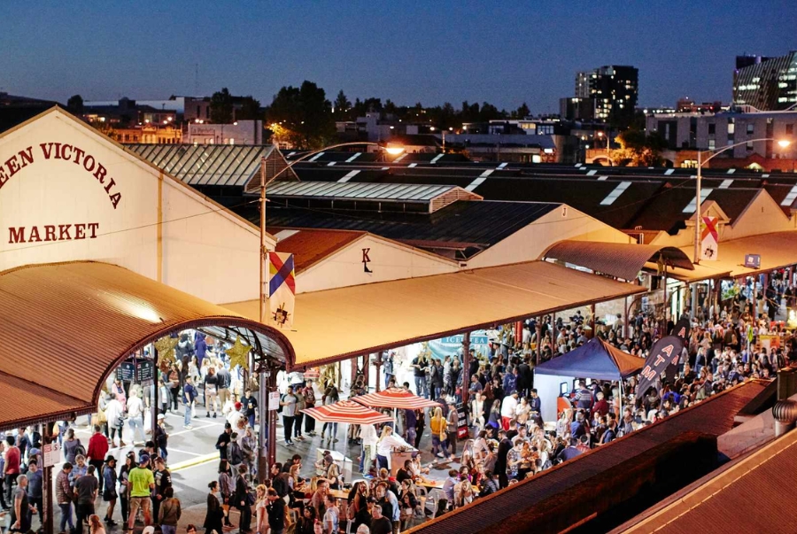 Queen Victoria Market nhộn nhịp với hàng trăm quầy ẩm thực và mua sắm hấp dẫn