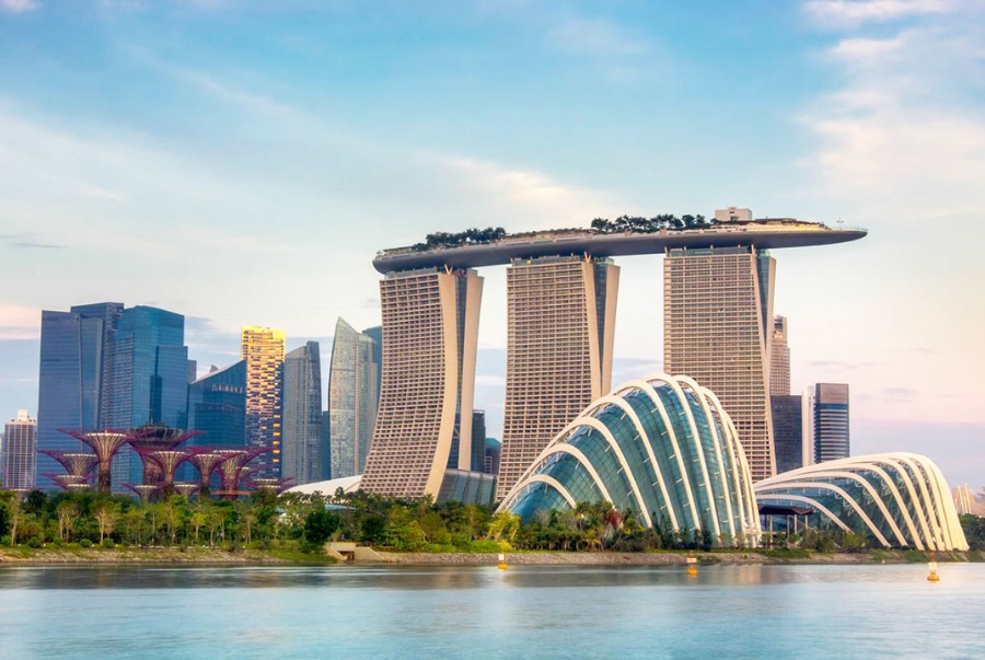 Singapore nằm gần xích đạo nên có khí hậu nhiệt đới ẩm quanh năm