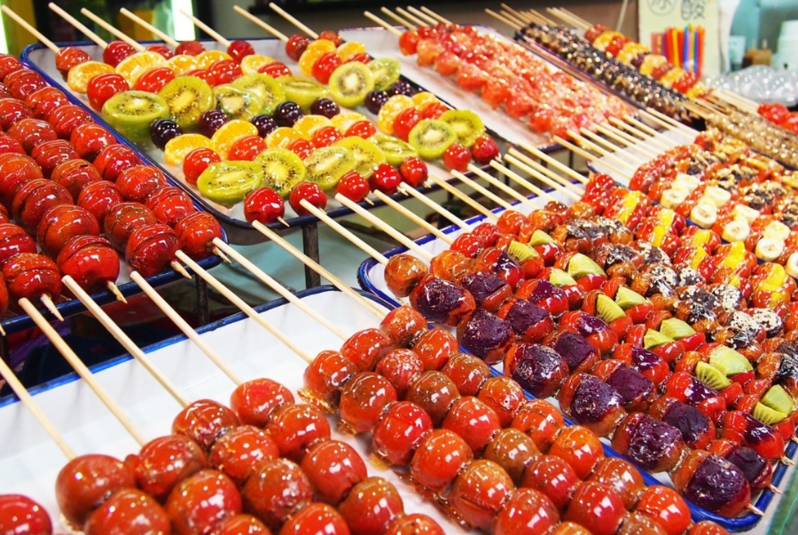 Xiên kẹo hồ lô lung linh sắc màu, gợi nhớ mùa thu Bắc Kinh đầy ấm áp và ngọt ngào