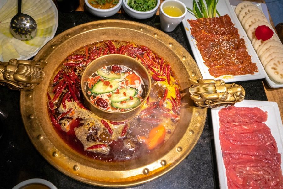 Nồi lẩu cay làm ấm lòng du khách giữa tiết trời se lạnh