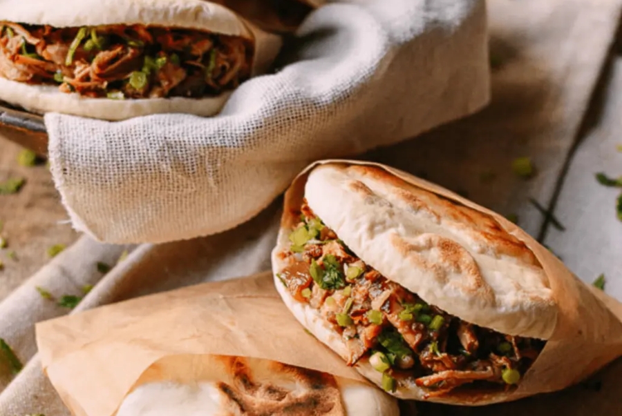 Món bánh nướng nhân thịt dân dã nhưng đầy hương vị được nhiều du khách yêu thích