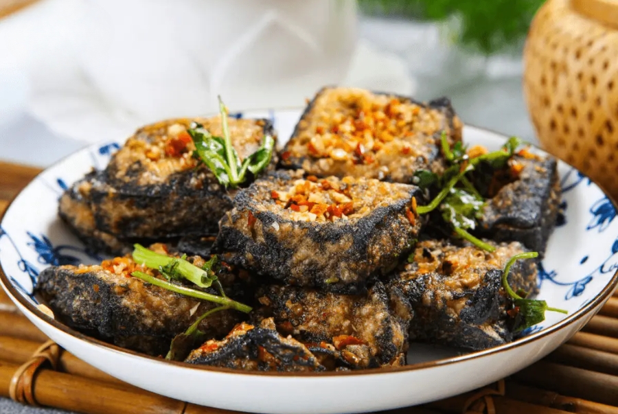 Đậu phụ thối chiên vàng giòn là món ăn đường phố quen thuộc níu chân thực khách ở Bắc Kinh