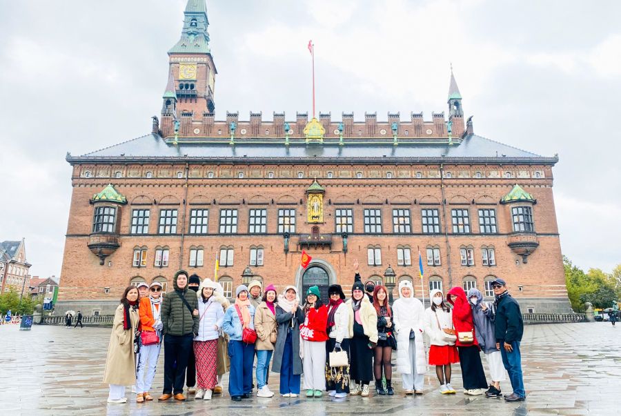 Đoàn khách Top Ten Travel tham quan và khám phá các địa điểm đẹp tại Bắc Âu