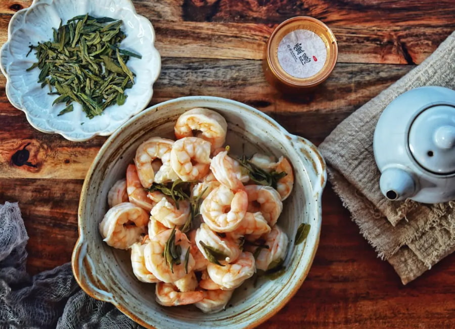 Nếu bạn thắc mắc Hàng Châu có gì ngon thì Tôm nõn xào trà Long Tỉnh (Longjing Xiaren) chính là câu trả lời