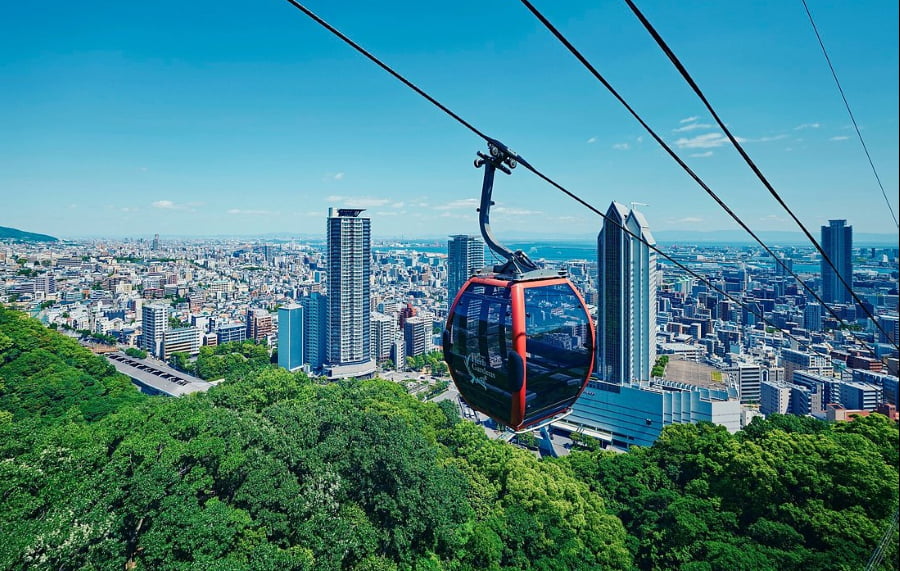 Cáp treo không chỉ là phương tiện di chuyển mà còn là một trải nghiệm ngắm cảnh tuyệt đẹp từ trên cao
