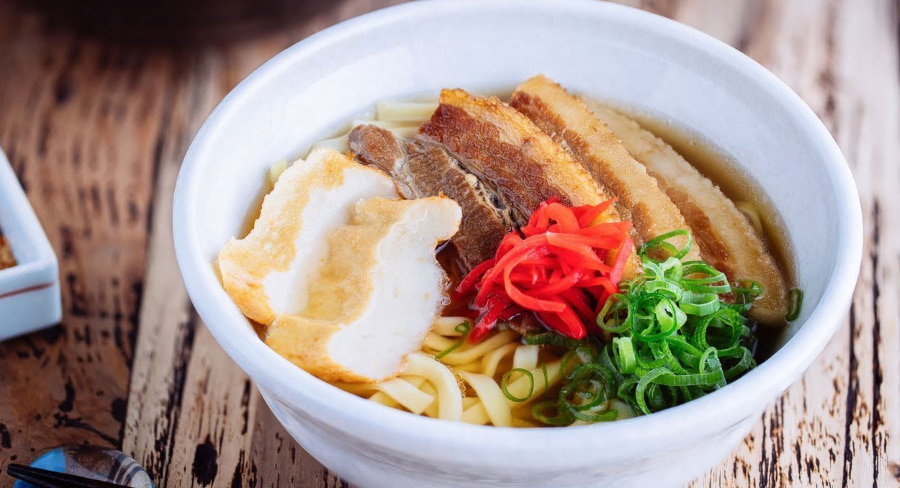 Okinawa Soba là một trong những đặc sản tại Okinawa mà bạn không nên bỏ qua