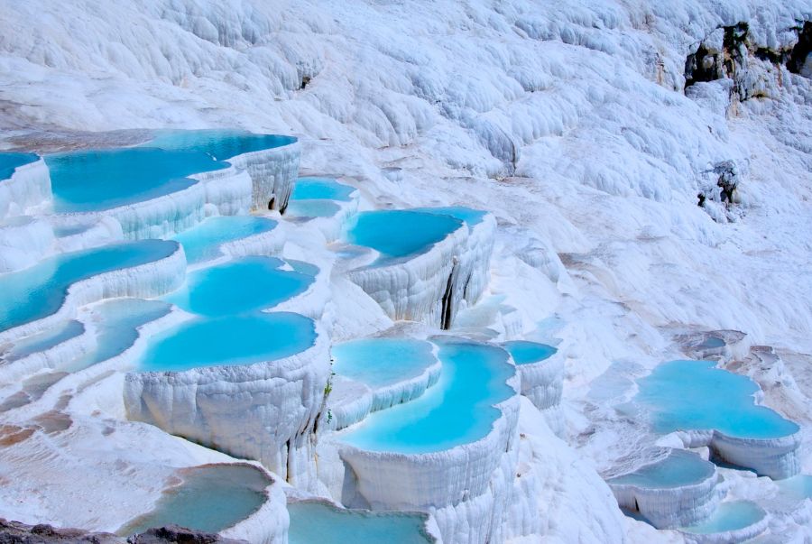 Pamukkale là một trong những kỳ quan thiên nhiên nổi tiếng với những tầng đá vôi trắng tinh xếp tầng mềm mại