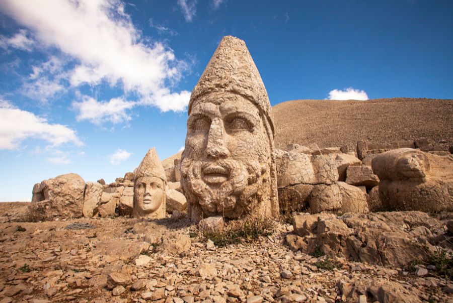 Núi Nemrut được công nhận là di sản thế giới UNESCO với hàng loạt bức tượng đá khổng lồ khắc họa các vị thần