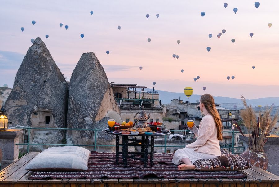 Hoạt động trải nghiệm ngắm nhìn khinh khí cầu bay ở Cappadocia