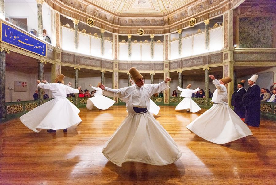 Các vũ công biểu diễn uyển chuyển trong lễ hội Whirling Dervishes