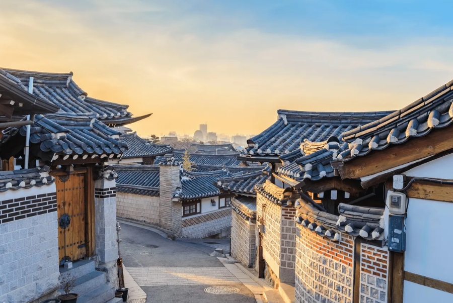 Các con hẻm tại Bukchon được hình thành theo địa thế tự nhiên của sườn đồi