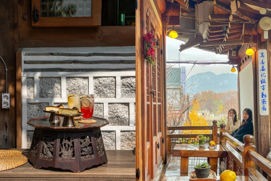 Thưởng thức cà phê trong không gian truyền thống của Bukchon