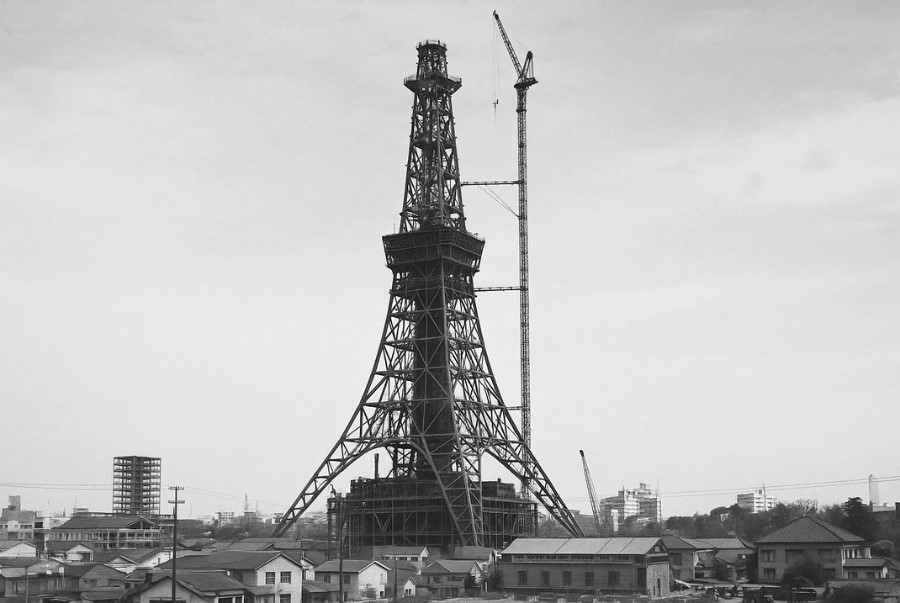 Tháp Tokyo được xây dựng vào năm 1958, khi Nhật Bản đang bước vào giai đoạn tái thiết và hồi sinh mạnh mẽ