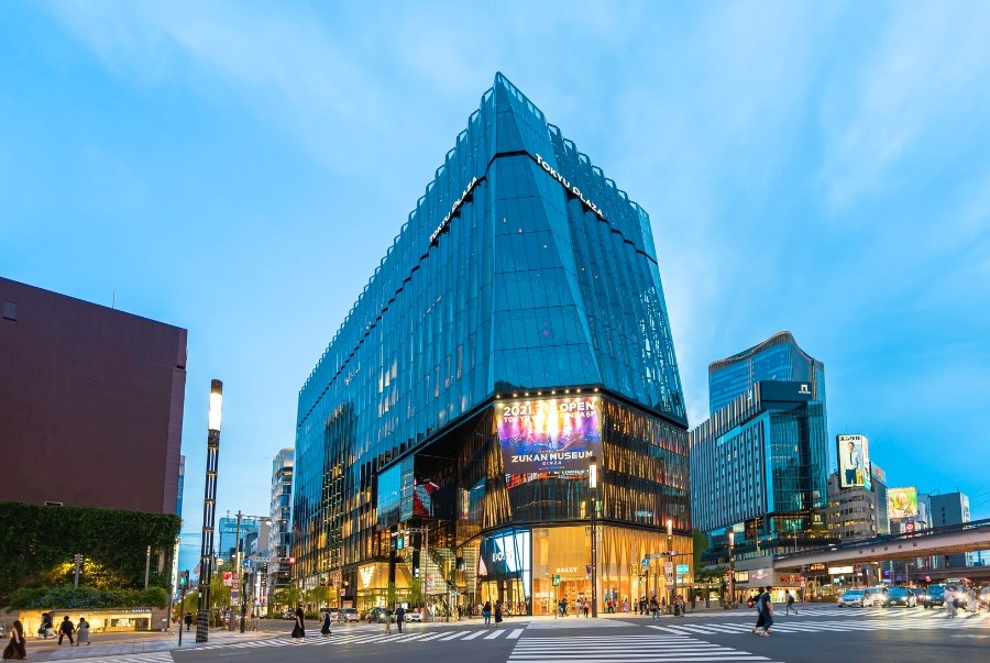 Tokyu Plaza Ginza là trung tâm mua sắm hiện đại nằm ngay giao lộ Sukiyabashi