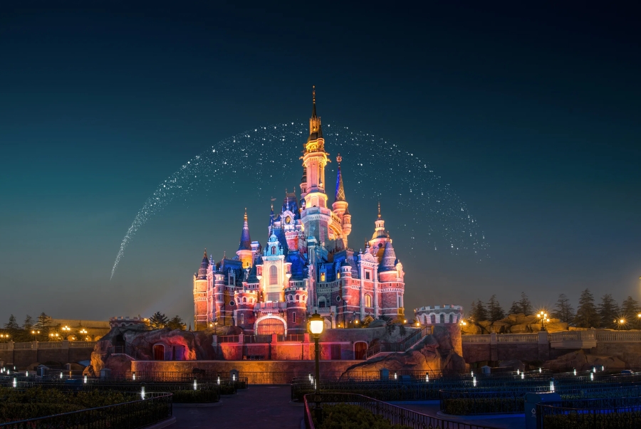 Khung cảnh lung linh về đêm của Disneyland Thượng Hải