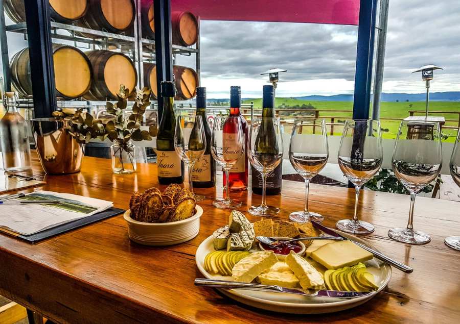 Có rất nhiều các loại rượu vang thơm ngon đang chờ khách du lịch tới thưởng thức