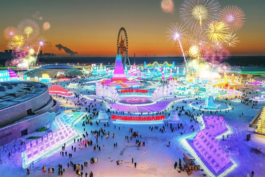 Toàn bộ lễ hội bừng sáng với hàng nghìn bóng đèn led vào ban đêm