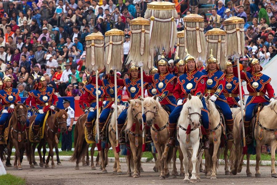 Không khí nhộn nhịp của lễ hội Naadam với màn trình diễu hành ngựa
